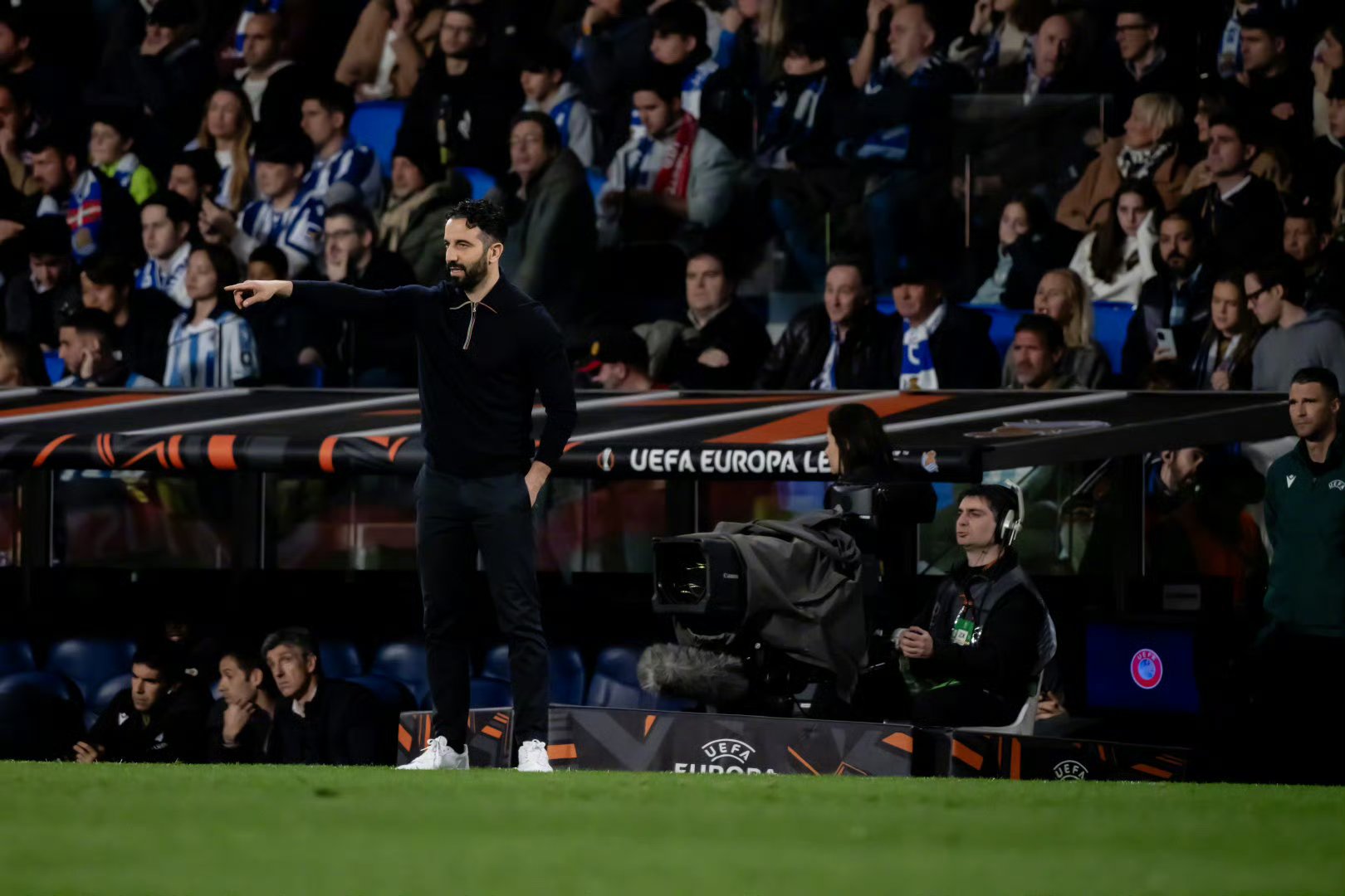 关于转会期曼联备战CBA季后赛，主帅复盘细节曝光，引发热议，年轻球员得到机会的信息